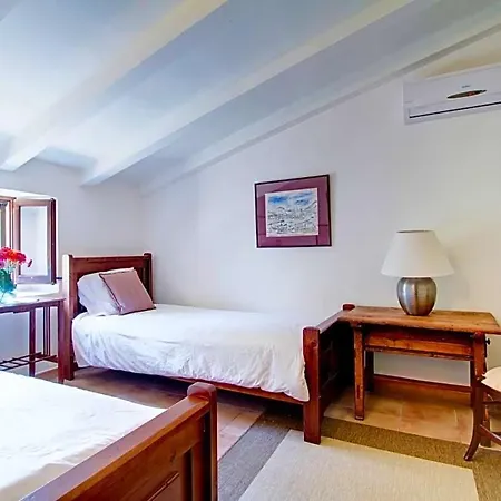 Sleeps 12 With Pool Air Con And Wifi